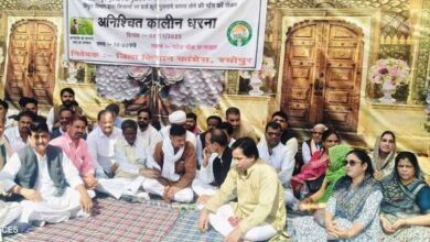 किसानों का गुस्सा सड़कों पर: कांग्रेस का धरना, BJP सरकार पर जमकर हमला किसानों का गुस्सा सड़कों पर: कांग्रेस का धरना, BJP सरकार पर जमकर हमला