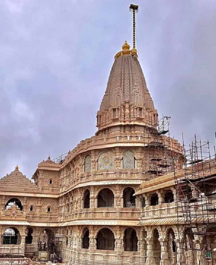 श्रीराम मंदिर में ध्वजारोहण: केसरिया ध्वज पर ‘ऊँ’ और सूर्य चिन्ह ने बढ़ाया राजवंशी गौरव