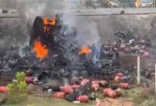 गैस सिलेंडरों से भरा ट्रक पलटा: धमाकों से थर्राया इलाका, लोग घरों से बाहर भागे