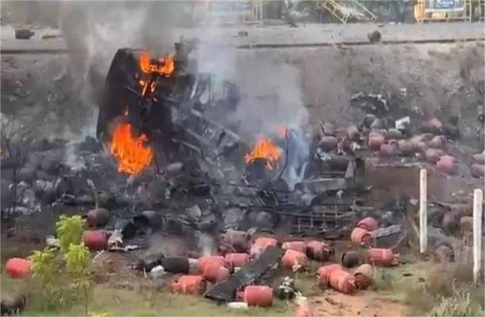 गैस सिलेंडरों से भरा ट्रक पलटा: धमाकों से थर्राया इलाका, लोग घरों से बाहर भागे