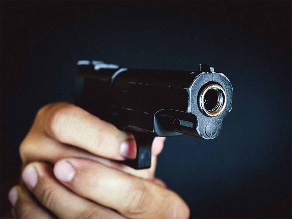 सपा नेता के बेटे की गोली मारकर हत्या, दूसरे युवक को सिर में गोली — इलाके में सनसनी