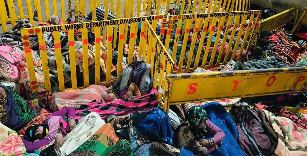 MP: गुना में 36 घंटे से खाद की लाइन में खड़ी महिला की मौत, ठंड में किसान रातभर जागते रहे