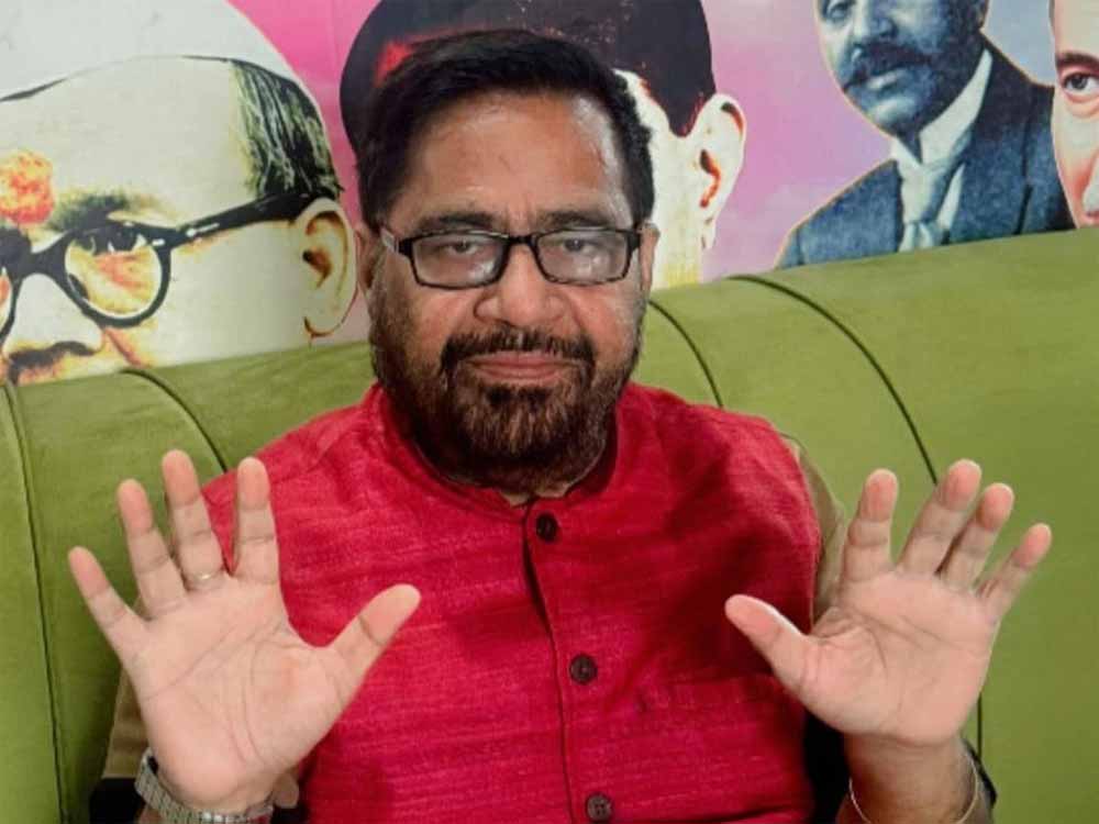 समलैंगिक शादी पर कन्हैया भेलारी का विवादित बयान, सोशल मीडिया पर फिर मचा हंगामा समलैंगिक शादी पर कन्हैया भेलारी का विवादित बयान, सोशल मीडिया पर फिर मचा हंगामा
