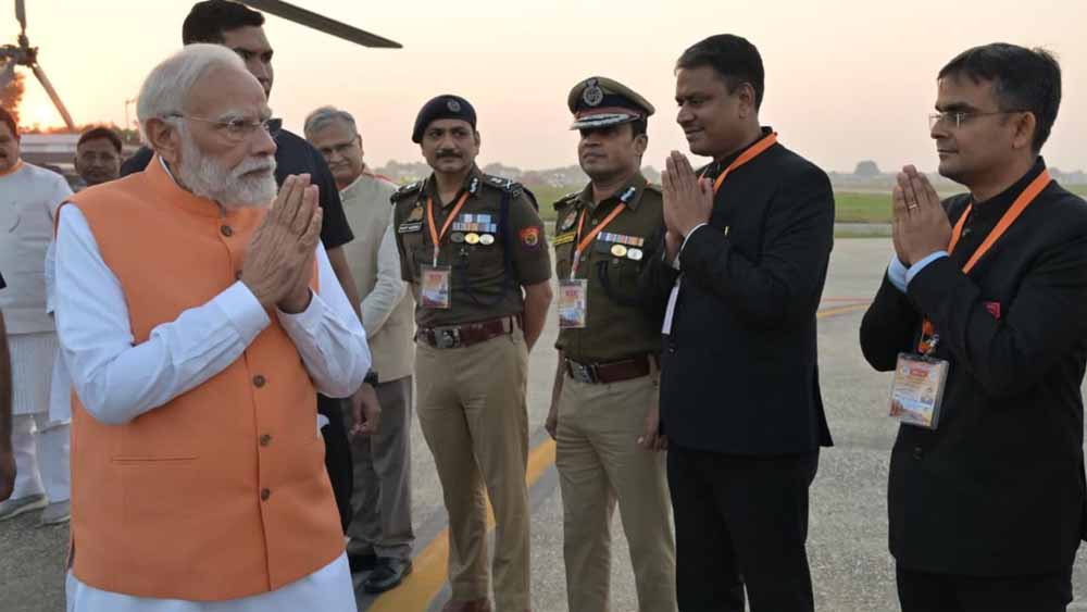 प्रधानमंत्री नरेंद्र मोदी का काशी में भव्य स्वागत प्रधानमंत्री नरेंद्र मोदी का काशी में भव्य स्वागत