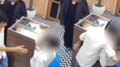 जबरन Kiss का वीडियो वायरल: नामी सराफ के बेटे की शर्मनाक हरकत से मचा बवाल