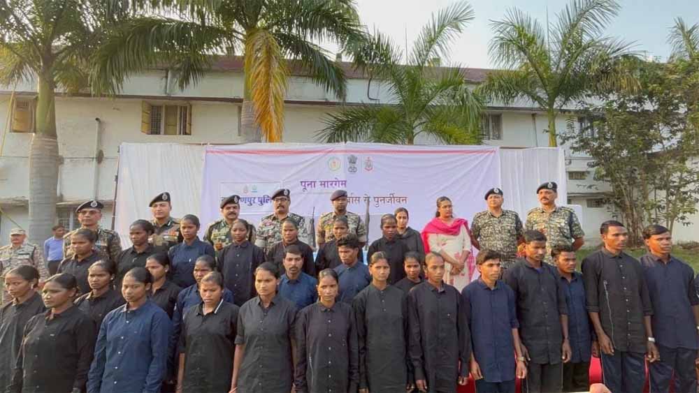 नारायणपुर में सुरक्षाबलों की बड़ी कामयाबी: 89 लाख के इनामी समेत 28 माओवादी सरेंडर