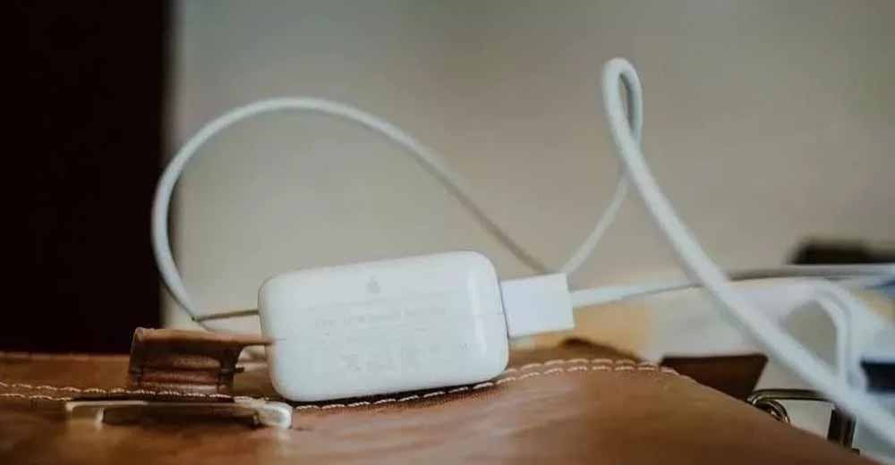 दर्दनाक हादसा: इंदौर में मोबाइल चार्ज करते वक्त करंट लगने से मासूम बच्ची की मौत दर्दनाक हादसा: इंदौर में मोबाइल चार्ज करते वक्त करंट लगने से मासूम बच्ची की मौत