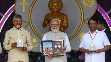 पीएम मोदी ने किया लोकार्पण: श्री सत्य साई बाबा सम्मान में स्मारक सिक्का और डाक टिकट जारी