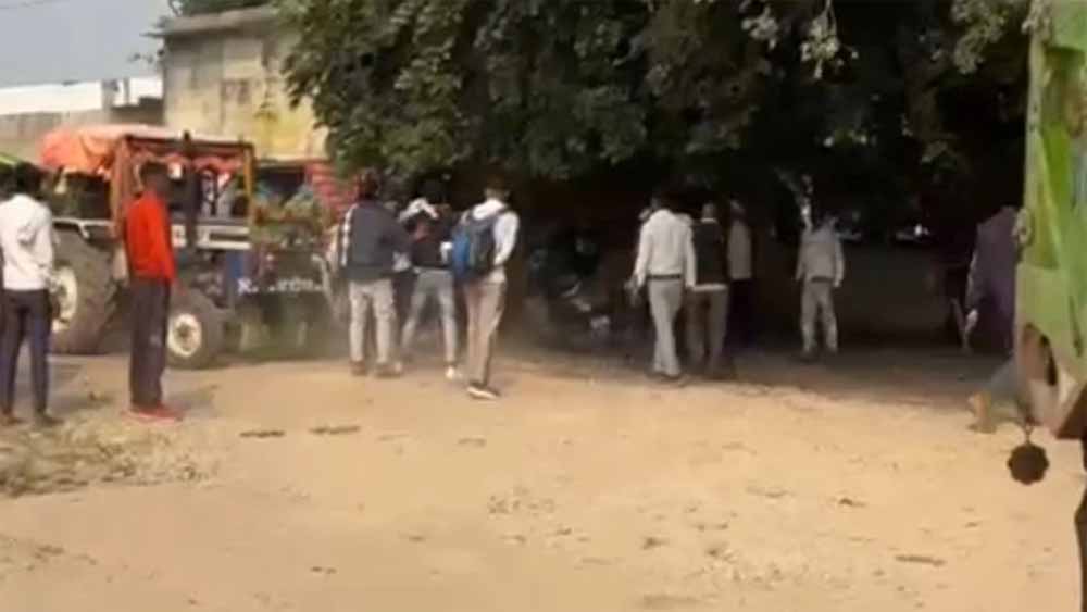 मुरैना मंडी में बवाल: बाजरा तुलवाने की होड़ में किसानों की लात-घूंसों से शुरू हुई लाठीबाजी
