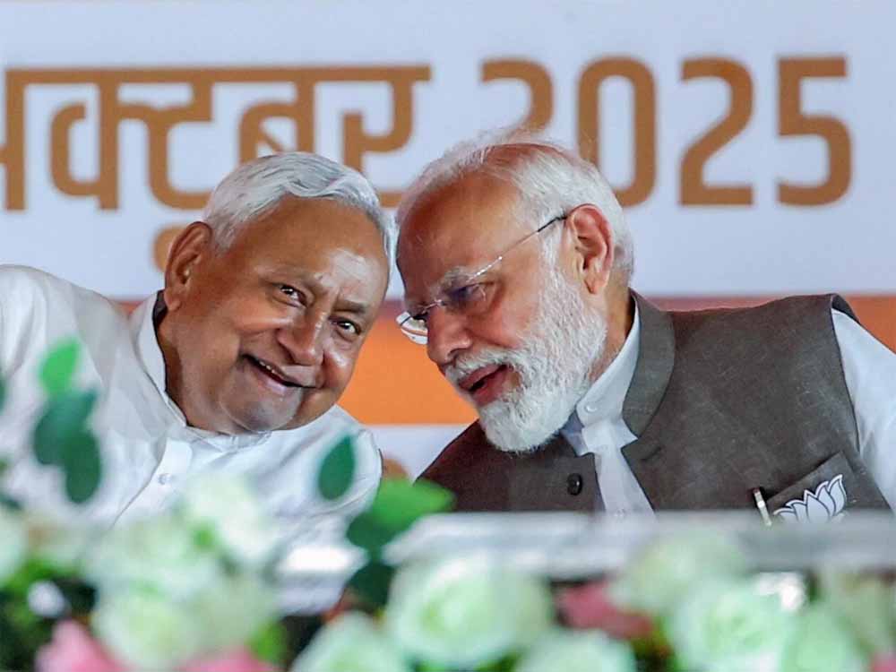 नीतीश के ‘M’ और मोदी के ‘Y’ ने फेल किया तेजस्वी का MY फार्मूला, NDA की आंधी से बदला समीकरण नीतीश के ‘M’ और मोदी के ‘Y’ ने फेल किया तेजस्वी का MY फार्मूला, NDA की आंधी से बदला समीकरण