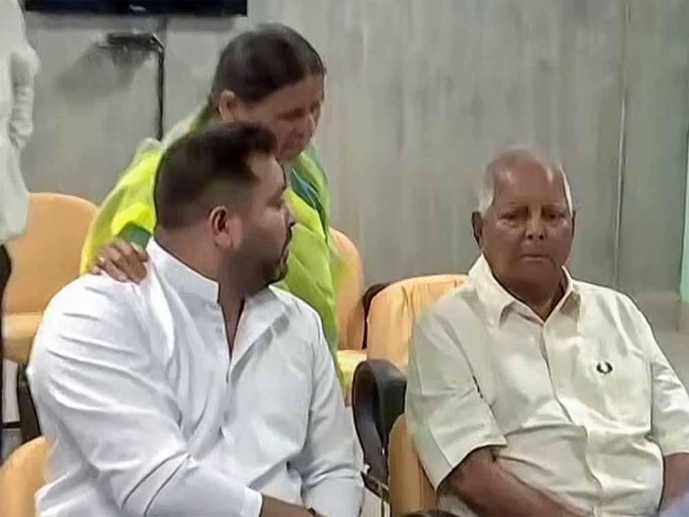 बढ़ती दूरी! नीतीश–लालू अब 200 मीटर दूर, राजनीतिक रिश्तों में ठंडक के संकेत बढ़ती दूरी! नीतीश–लालू अब 200 मीटर दूर, राजनीतिक रिश्तों में ठंडक के संकेत