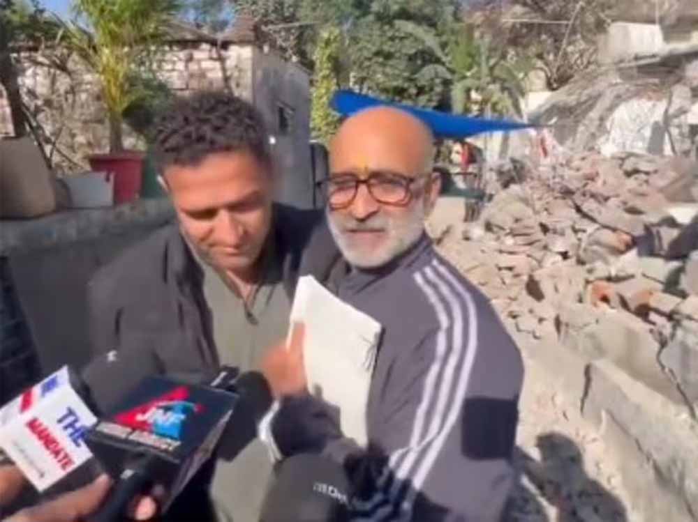 मुस्लिम पत्रकार का घर ढहा, हिंदू पड़ोसी ने बढ़ाया मदद का हाथ—प्लॉट गिफ्ट कर बनाया मिसाल