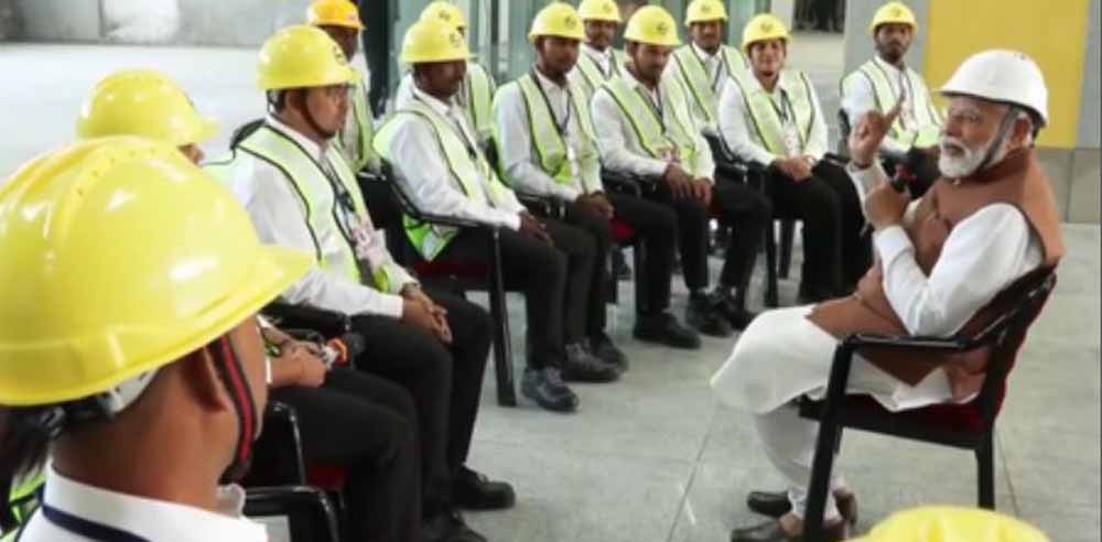 बुलेट ट्रेन परियोजना के श्रमवीरों ने पीएम मोदी से कहा— ना नाम चाहिए, ना इनाम, बस देश की तरक्की हमारा सम्मान बुलेट ट्रेन परियोजना के श्रमवीरों ने पीएम मोदी से कहा— ना नाम चाहिए, ना इनाम, बस देश की तरक्की हमारा सम्मान