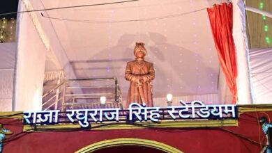 मुख्यमंत्री ने किया राजा रघुराज सिंह की प्रतिमा का अनावरण, स्टेडियम में उमड़ी भीड़