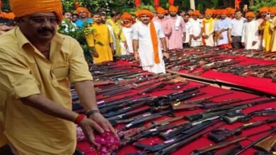 राजा भैया के शस्त्र पूजन पर आई रिपोर्ट: दशहरे में हथियारों के जखीरे की पूजा पर क्या कहा पुलिस ने? राजा भैया के शस्त्र पूजन पर आई रिपोर्ट: दशहरे में हथियारों के जखीरे की पूजा पर क्या कहा पुलिस ने?