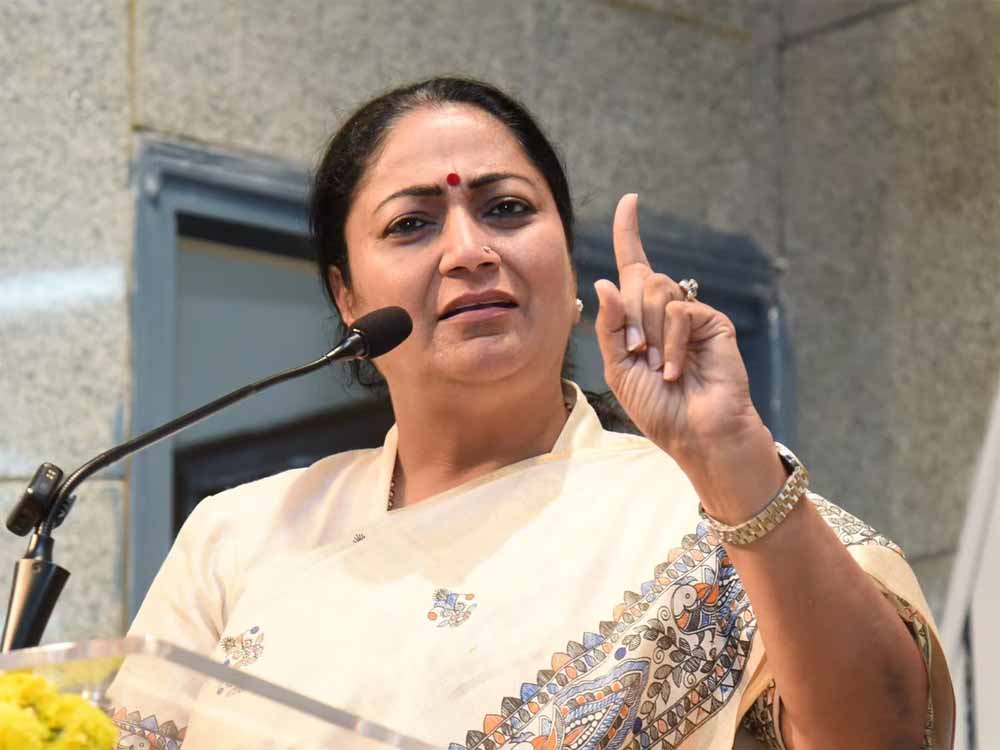 दिल्ली CM के नाम पर ठगी! फर्जी लेटर से कराता था फ्री इलाज, पकड़ में आया ‘नटवरलाल’ दिल्ली CM के नाम पर ठगी! फर्जी लेटर से कराता था फ्री इलाज, पकड़ में आया ‘नटवरलाल’