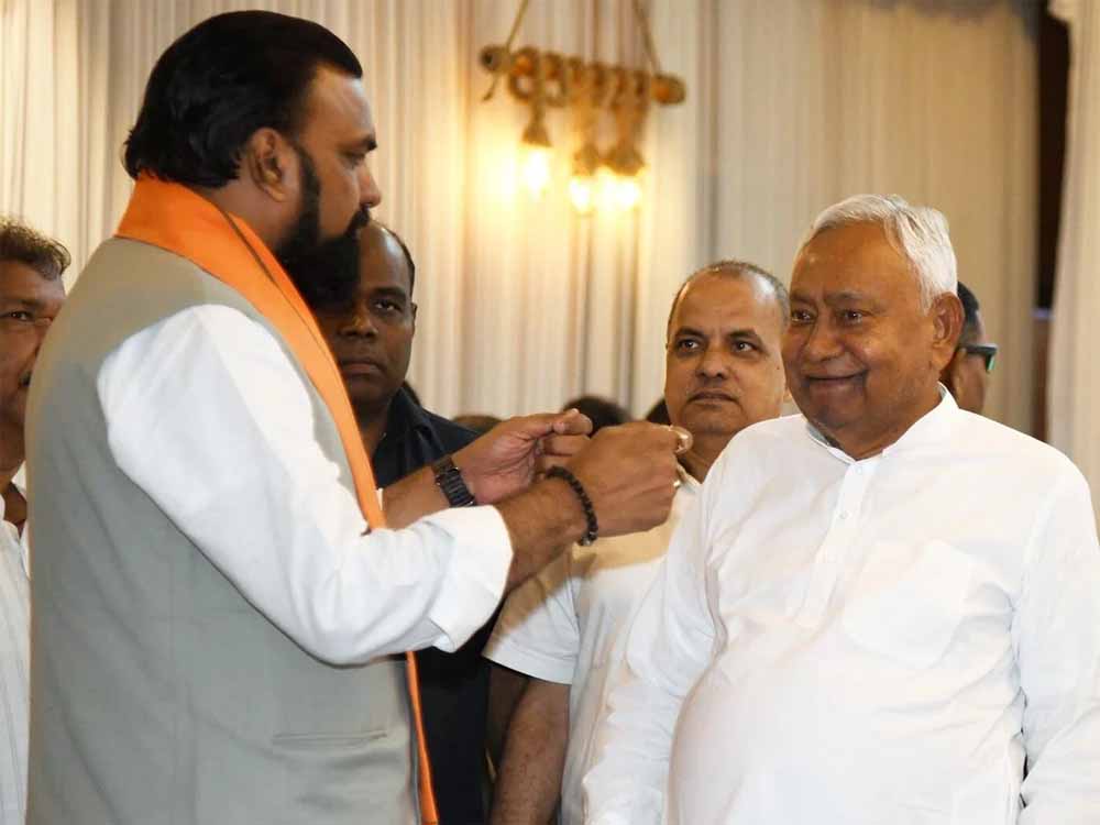 नीतीश सरकार में बड़ा फेरबदल! नई कैबिनेट में 10 नए चेहरों की एंट्री चर्चा में नीतीश सरकार में बड़ा फेरबदल! नई कैबिनेट में 10 नए चेहरों की एंट्री चर्चा में