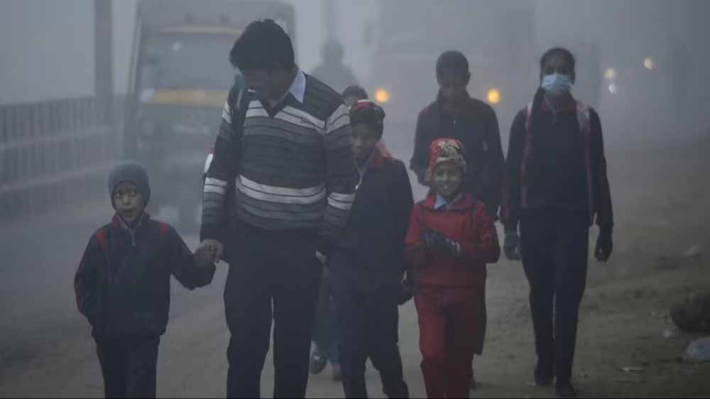 कड़ाके की ठंड का असर: दो जिलों में बदल गया स्कूल टाइम, प्रशासन ने जारी किए नए आदेश कड़ाके की ठंड का असर: दो जिलों में बदल गया स्कूल टाइम, प्रशासन ने जारी किए नए आदेश