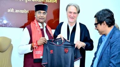 मंत्री विश्वास सारंग ने की जर्मन फुटबॉल कोच डाइटमार बीयर्सडॉर्फ से भेंट