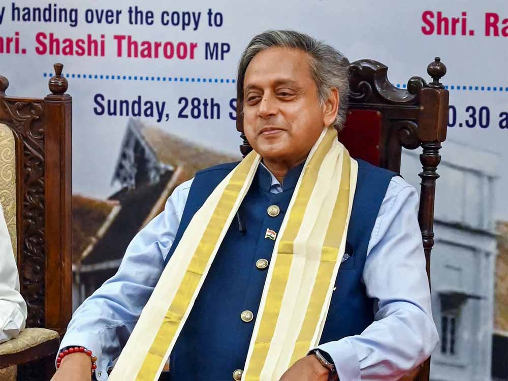 नेहरू-इंदिरा पर टिप्पणी के बाद विवाद: आडवाणी की तारीफ पर थरूर का जवाब वायरल