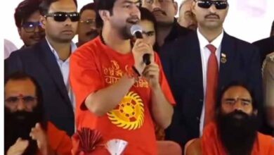 धीरेंद्र शास्त्री की शादी पर बड़ा खुलासा! बाबा रामदेव ने कर दिया फैसला, महफिल में गूँजे ठहाके धीरेंद्र शास्त्री की शादी पर बड़ा खुलासा! बाबा रामदेव ने कर दिया फैसला, महफिल में गूँजे ठहाके