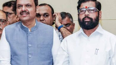 महाराष्ट्र में सियासी तूफ़ान थमा नहीं; समझौते के बाद भी BJP ने शिंदे गुट के तीन नेताओं को किया बाहर महाराष्ट्र में सियासी तूफ़ान थमा नहीं; समझौते के बाद भी BJP ने शिंदे गुट के तीन नेताओं को किया बाहर