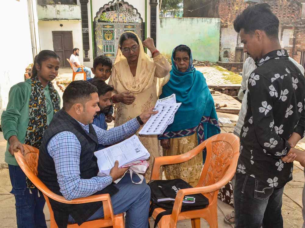 SIR पर फिर सुप्रीम कोर्ट की कड़ी नजर, चुनाव आयोग को भेजा नोटिस SIR पर फिर सुप्रीम कोर्ट की कड़ी नजर, चुनाव आयोग को भेजा नोटिस