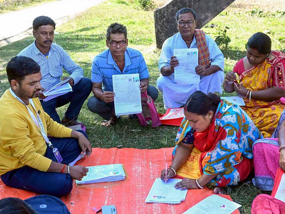 37 साल से लापता बेटा SIR ने ढूंढ़ निकाला! जानिए बंगाल में कैसे हुआ चमत्कार