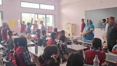 क्लास में शोर का आरोप: टीचर ने बच्चों को बेंच पर लेटाकर बेरहमी से पीटा क्लास में शोर का आरोप: टीचर ने बच्चों को बेंच पर लेटाकर बेरहमी से पीटा