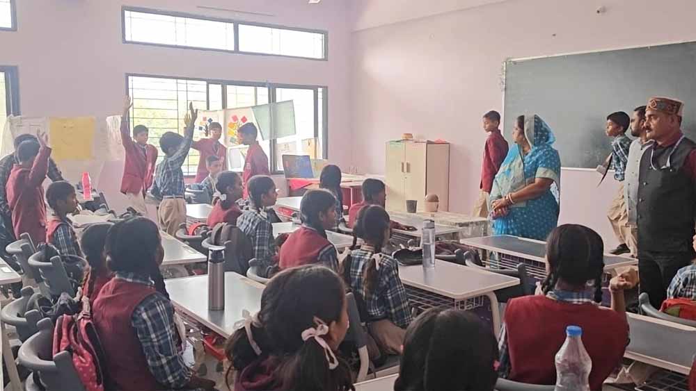 क्लास में शोर का आरोप: टीचर ने बच्चों को बेंच पर लेटाकर बेरहमी से पीटा