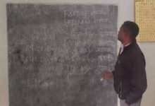 ‘Iey मतलब आंख, Noge मतलब नाक’ सिखाने वाले शिक्षक का वीडियो वायरल, विभाग ने तुरंत किया सस्पेंड