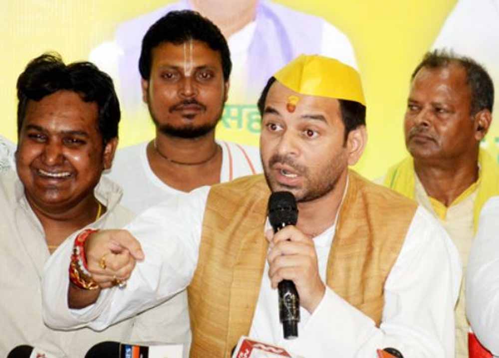 बहन रोहिणी के अपमान पर फटे तेज प्रताप, सरकार को दी कड़ी चेतावनी