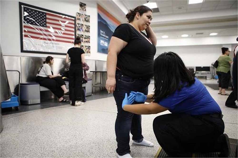 ट्रंप की नई वीज़ा पॉलिसी से भारतीयों में चिंता! सामान्य बीमारियों वाले भी नहीं जा सकेंगे अमेरिका? ट्रंप की नई वीज़ा पॉलिसी से भारतीयों में चिंता! सामान्य बीमारियों वाले भी नहीं जा सकेंगे अमेरिका?