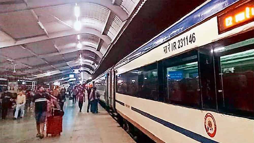 भोपाल-Delhi ट्रेनें रेंग रहीं पटरी पर! वंदे भारत को छोड़ बाकी एक्सप्रेस ट्रेनें घंटों लेट भोपाल-Delhi ट्रेनें रेंग रहीं पटरी पर! वंदे भारत को छोड़ बाकी एक्सप्रेस ट्रेनें घंटों लेट