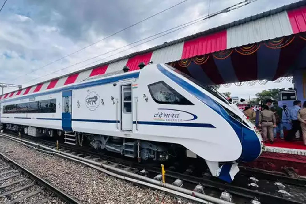 इंदौर से नागपुर के लिए वंदे भारत ट्रेन बढ़े कोच के साथ रवाना