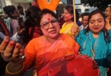 पटना में JDU कार्यालय के बाहर महिलाओं का धमाकेदार डांस, बोलीं– अब बहेगी विकास की गंगा