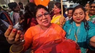 पटना में JDU कार्यालय के बाहर महिलाओं का धमाकेदार डांस, बोलीं– अब बहेगी विकास की गंगा