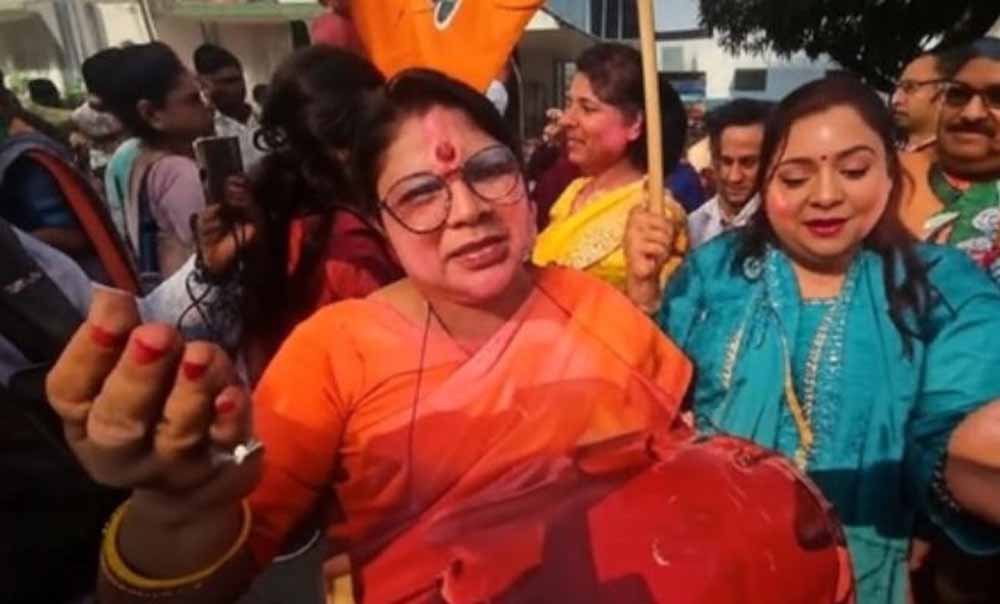 पटना में JDU कार्यालय के बाहर महिलाओं का धमाकेदार डांस, बोलीं– अब बहेगी विकास की गंगा पटना में JDU कार्यालय के बाहर महिलाओं का धमाकेदार डांस, बोलीं– अब बहेगी विकास की गंगा