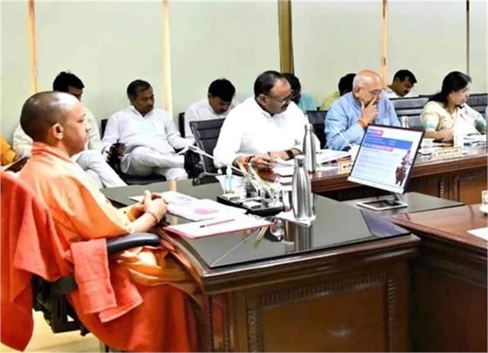 सीएम योगी का कड़ा आदेश: अंत्योदय कार्ड धारकों व 70+ बुजुर्गों के आयुष्मान कार्ड जल्द बनें