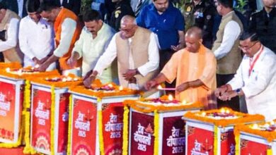 काशी में देव दीपावली की दिव्य रौनक: CM योगी ने जलाया पहला दीप, घाटों पर सजे 25 लाख दीप काशी में देव दीपावली की दिव्य रौनक: CM योगी ने जलाया पहला दीप, घाटों पर सजे 25 लाख दीप
