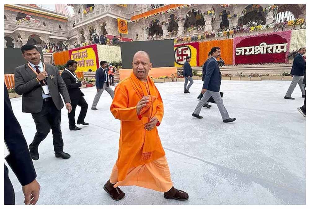 ध्वजारोहण कार्यक्रम की तैयारियों का निरीक्षण करने अयोध्या पहुंचे योगी आदित्यनाथ