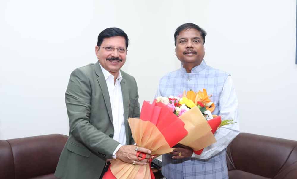 वन मंत्री कश्यप से एसईसीएल के सीएमडी ने की सौजन्य भेंट