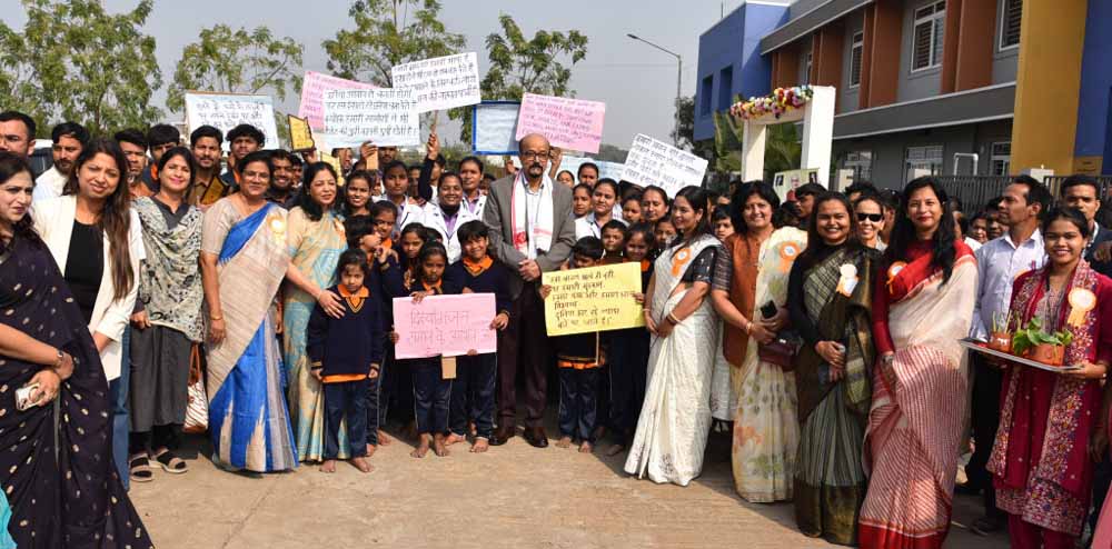 दिव्यांगजनों के लिए संवेदनशील बने समाज: राज्यपाल डेका