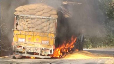 साल्हेवारा घाटी में बड़ा हादसा टला: मक्का से भरे ट्रक में अचानक आग, दमकल की तत्परता से बची बड़ी दुर्घटना साल्हेवारा घाटी में बड़ा हादसा टला: मक्का से भरे ट्रक में अचानक आग, दमकल की तत्परता से बची बड़ी दुर्घटना