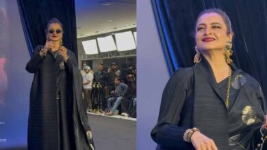 ब्लैक साड़ी में रेखा का आइकॉनिक अंदाज़ वायरल, वेडिंग सीजन में छा सकता है उनका ये लुक ब्लैक साड़ी में रेखा का आइकॉनिक अंदाज़ वायरल, वेडिंग सीजन में छा सकता है उनका ये लुक