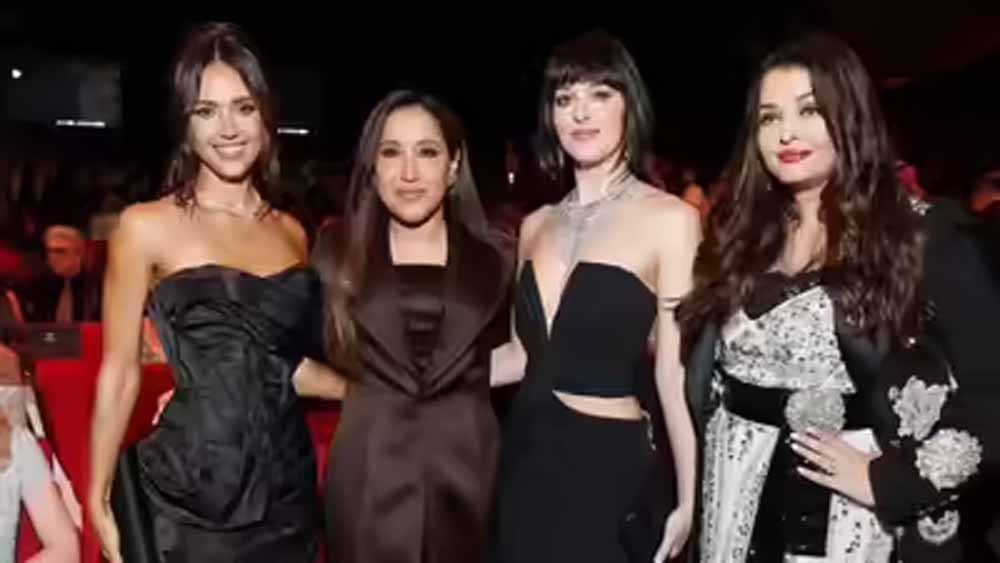 डकोटा जॉनसन के महाकुंभ पहुंचने पर ऐश्वर्या राय दंग, एक्ट्रेस की प्रतिक्रिया वायरल डकोटा जॉनसन के महाकुंभ पहुंचने पर ऐश्वर्या राय दंग, एक्ट्रेस की प्रतिक्रिया वायरल