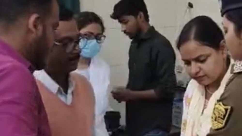 पुलिस कार्यालय के बाहर महिला ने की आत्मघाती कोशिश, खुद को अधिकारी की पत्नी बताया