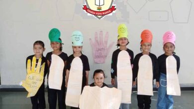 बच्‍चों की लघु नाटिका प्रस्‍तुत: अंगुलियों और अंगूठें की लड़ाई में हथेली की समझाइश