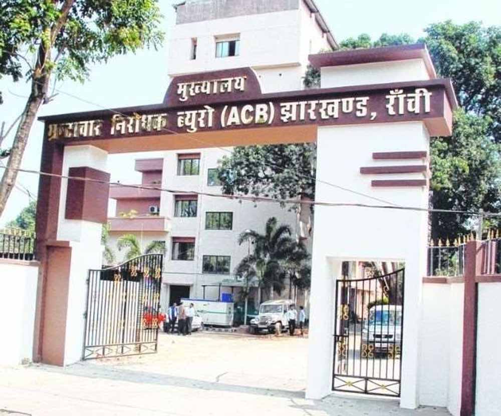 झारखंड में शराब से ज़मीन तक घोटालों की परतें खुलीं, ACB ने आरोपियों के बैंक खाते और लॉकर खंगाले झारखंड में शराब से ज़मीन तक घोटालों की परतें खुलीं, ACB ने आरोपियों के बैंक खाते और लॉकर खंगाले