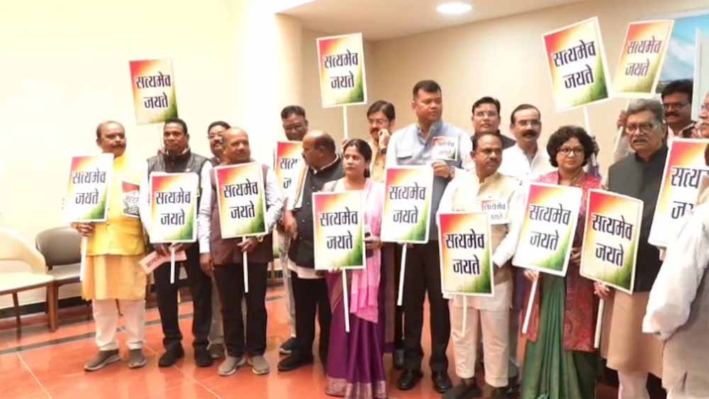 ‘सत्यमेव जयते’ का पोस्टर लेकर सदन में हंगामा, गर्भगृह तक पहुंचे कांग्रेस विधायक, निलंबन की कार्रवाई ‘सत्यमेव जयते’ का पोस्टर लेकर सदन में हंगामा, गर्भगृह तक पहुंचे कांग्रेस विधायक, निलंबन की कार्रवाई